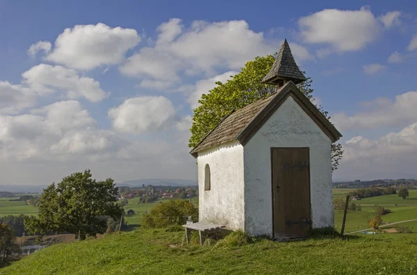 Paysage pictural avec petite chapelle sur la colline, bavière — Photo