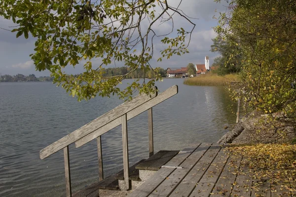 Lac Riegsee en automne, promenade avec marches dans l'eau — Photo