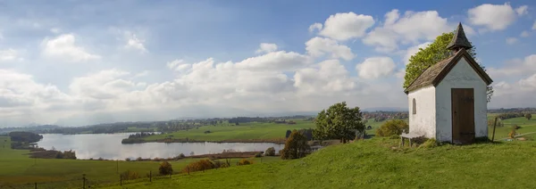 Panorama rural bavariano con pequeña capilla y vista al lago — Foto de Stock