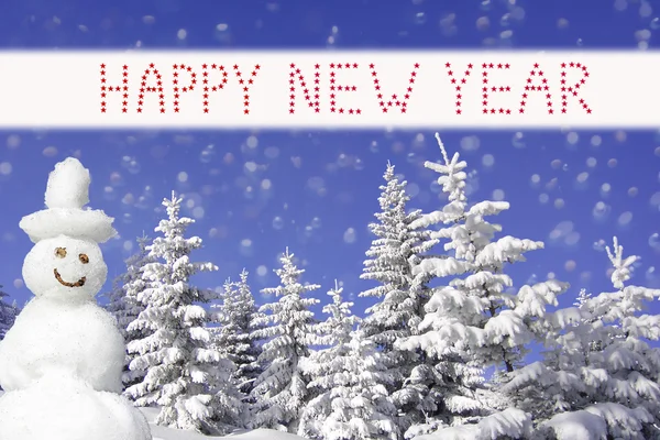 Bosque invernal y muñeco de nieve sonriente, texto feliz año nuevo — Foto de Stock