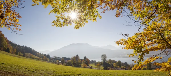 Vyhlídka na jezero tegernsee ze svahu, Bavorsko — Stock fotografie