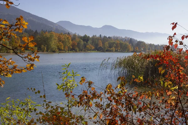 Malowniczy krajobraz jesienny jeziora tegernsee — Zdjęcie stockowe
