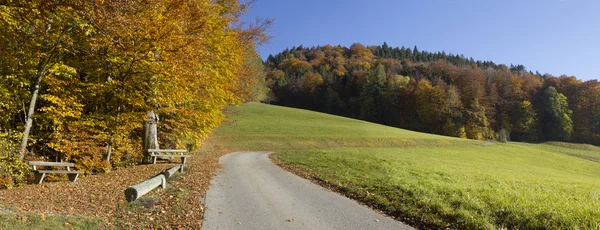 Idyllischer Ort zum Ausruhen in herbstlichem Hang — Stockfoto