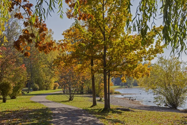Nad jeziorem promenadzie jeziora tegernsee, piękna jesień krajobraz — Zdjęcie stockowe