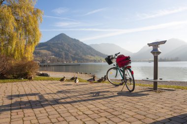 Göl schliersee trekking bisiklet ve casus cam sonbaharda mesire