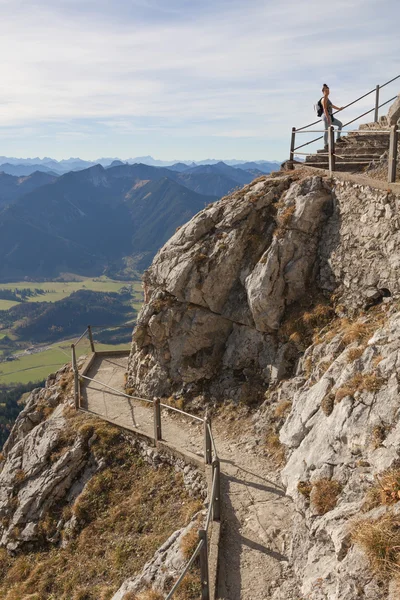 Young woman on winding hiking trail at wendelstein mountain — Stock Photo, Image