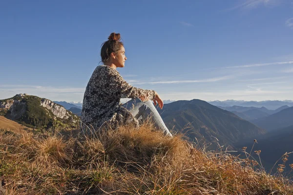 Young woman in the mountains, enjoy the evening sun — Stock Photo, Image