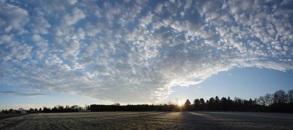峰越ゆる雲見渡せば夜明け、青い空で農村風景 — ストック写真