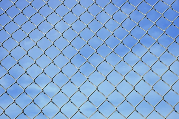 Mesh draad hek en blauwe hemel — Stockfoto