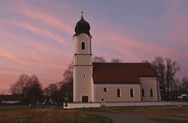 Bawarski Pielgrzymka kaplicy i różowe niebo zachód — Zdjęcie stockowe