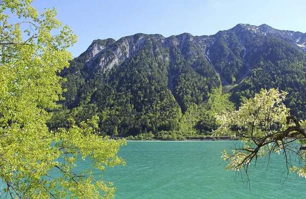 Lago alpino achensee con acqua turchese — Foto Stock