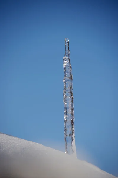 冰柱堆在一堆雪 — 图库照片