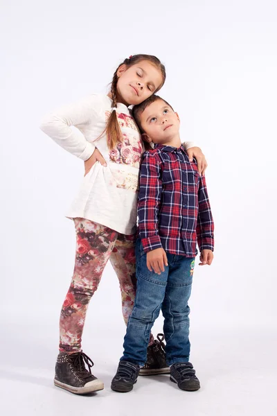 Dívka a chlapec v objetí — Stock fotografie