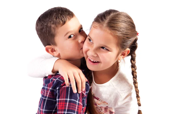 Menino e menina em um abraço — Fotografia de Stock