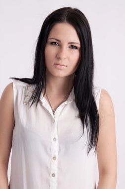 Genç uzun saçlı siyah saçlı kadın