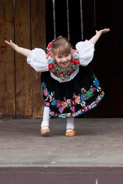 Petite fille en costume traditionnel — Photo