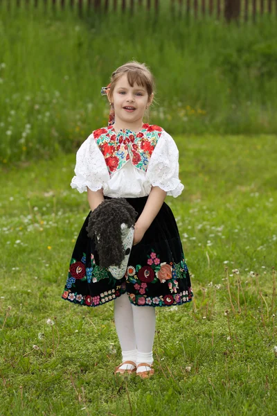 Petite fille jouant sur une prairie — Photo