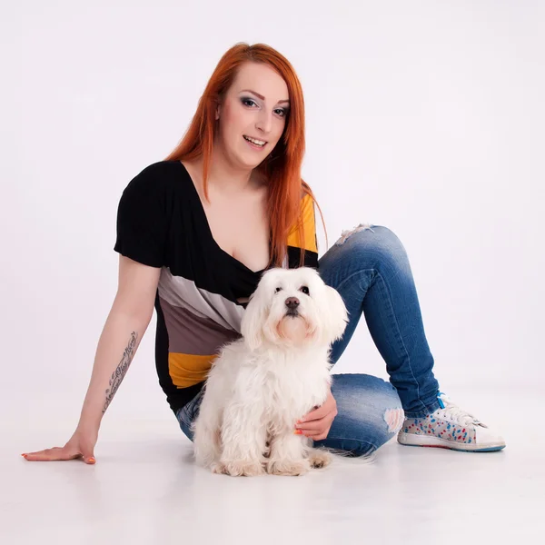 Junge Frau mit ihrem Hund — Stockfoto