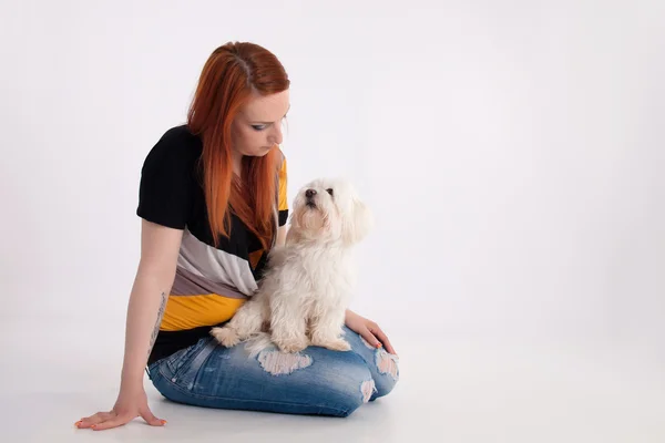 Jonge vrouw met haar hond — Stockfoto