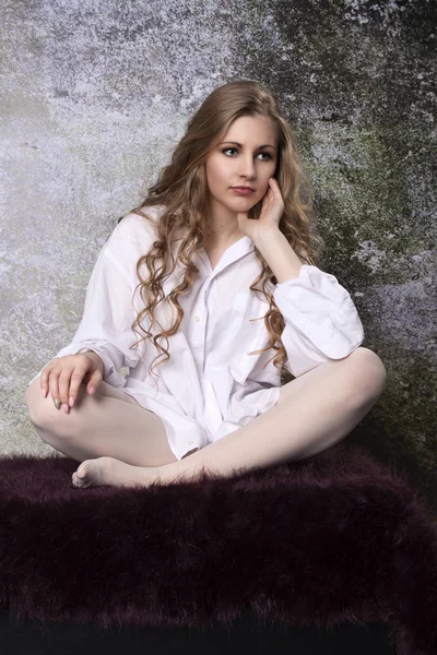 Jovem de cabelos longos encaracolado mulher loira — Fotografia de Stock