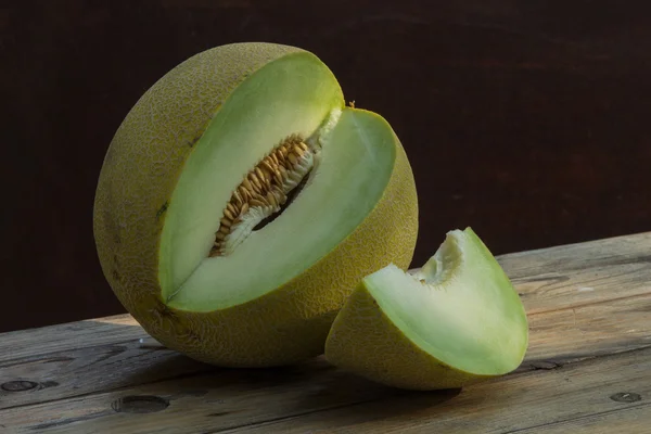 Bitterer Apfel auf dem Holztisch — Stockfoto