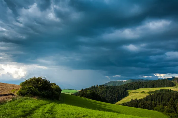 Abend unter dunklem Himmel — Stockfoto