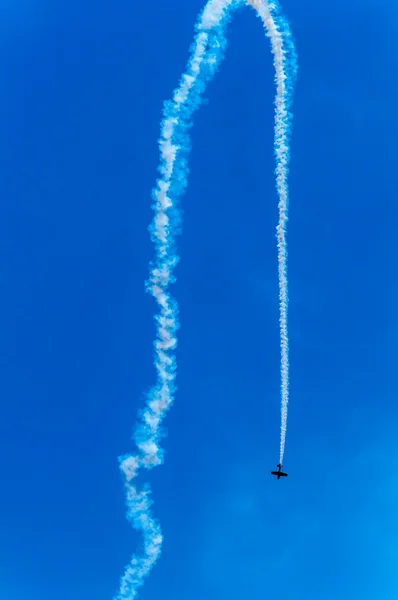 飞机在涡轮在天空中飞翔 — 图库照片