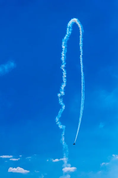Avion en vol turbo sur le ciel — Photo