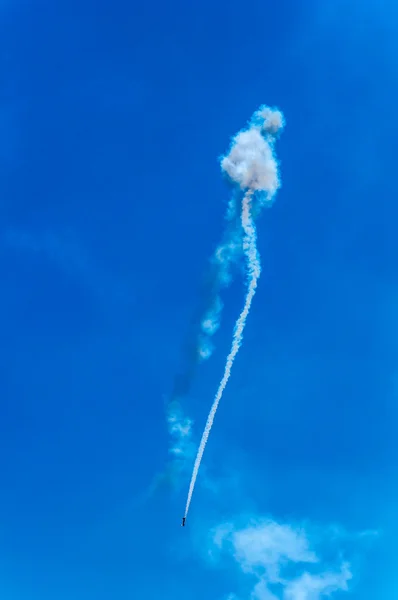 Самолеты в турбовинтовой мухе на небе — стоковое фото