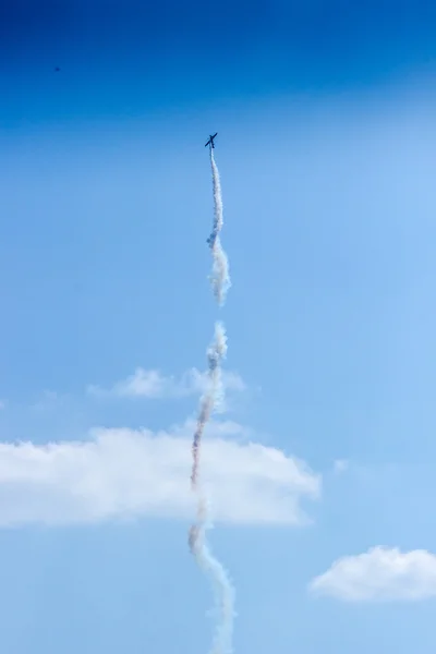 Acrobat Attaque aérienne en vol turbo dans le ciel — Photo