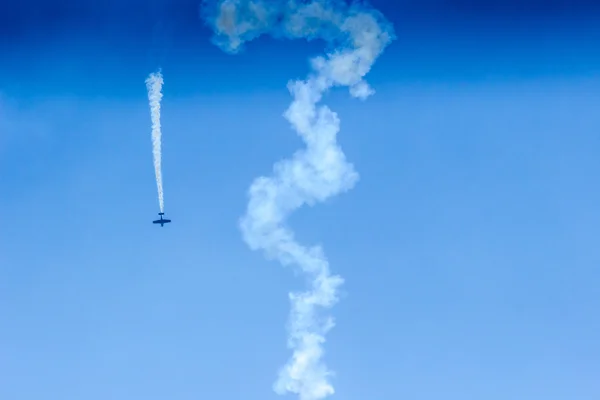 Acrobat Attaque aérienne en vol turbo dans le ciel — Photo