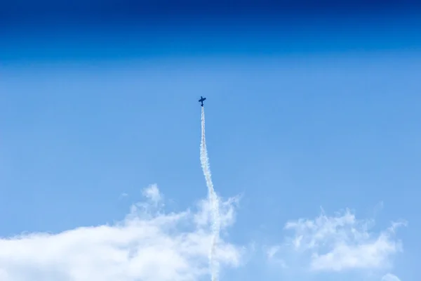 Атака самолетов Acrobat в турбо-мухе на небе — стоковое фото