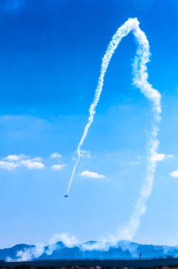 Acrobat uçak saldırıda turbo sinek üzerinde gökyüzü 