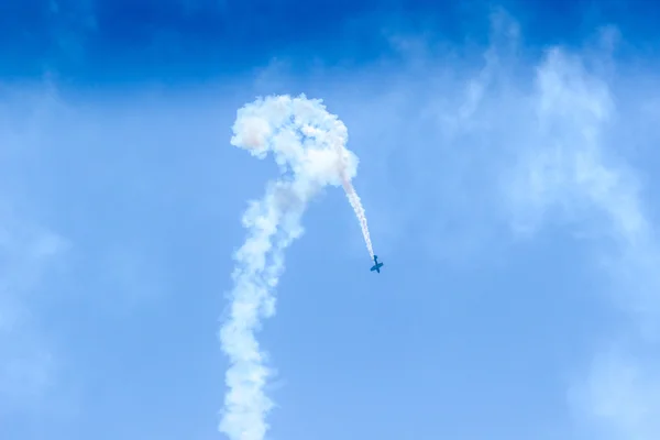 Acrobat Ataque de aviones en vuelo turbo en el cielo — Foto de Stock