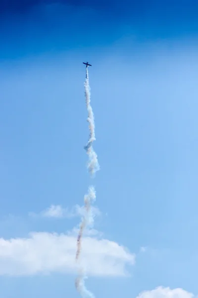 Acrobat Attaque aérienne en vol turbo dans le ciel — Photo