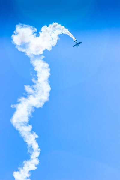 Атака самолетов Acrobat в турбо-мухе на небе
