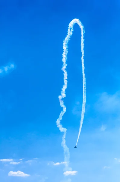 Acrobat Attaque aérienne en vol turbo dans le ciel — Photo