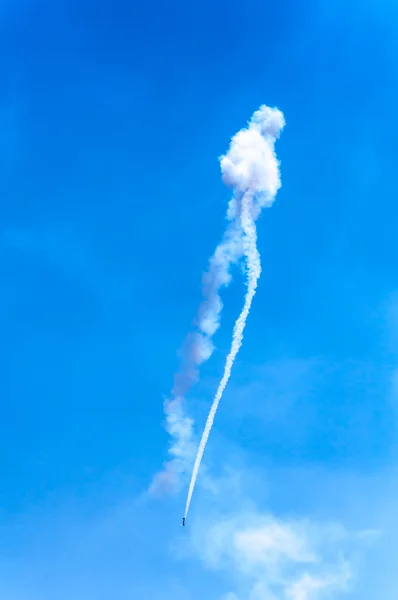 Acrobat flygplan attack i turbo flyger på himlen — Stockfoto