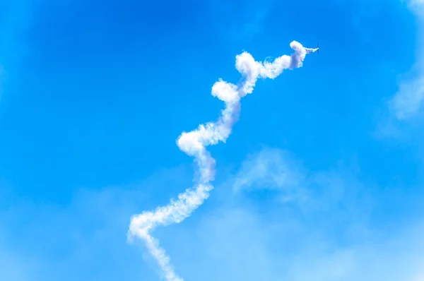 Атака самолетов Acrobat в турбо-мухе на небе — стоковое фото