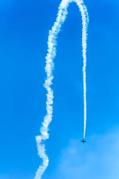 Acrobat Ataque de aviones en vuelo turbo en el cielo Imágenes De Stock Sin Royalties Gratis