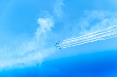 Acrobat uçak saldırıda turbo sinek üzerinde gökyüzü 