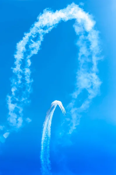 Acrobat Ataque de aviones en vuelo turbo en el cielo — Foto de Stock