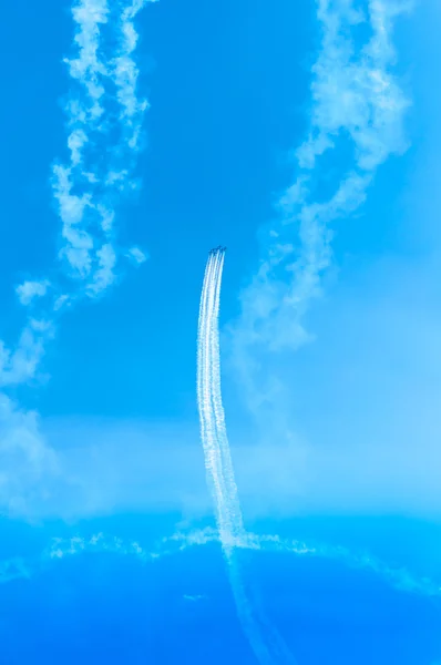 Akrobat-Flugzeugattacke im Turbo-Flug am Himmel — Stockfoto