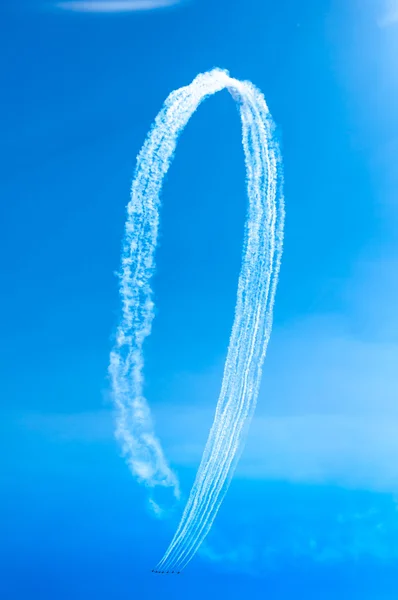 Acrobat Ataque de aviones en vuelo turbo en el cielo — Foto de Stock