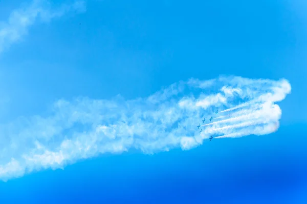 Acrobat Ataque de aviones en vuelo turbo en el cielo — Foto de Stock