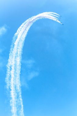 Acrobat uçak saldırıda turbo sinek üzerinde gökyüzü  