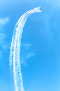 Acrobat uçak saldırıda turbo sinek üzerinde gökyüzü  