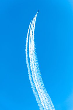 Acrobat uçak saldırıda turbo sinek üzerinde gökyüzü  