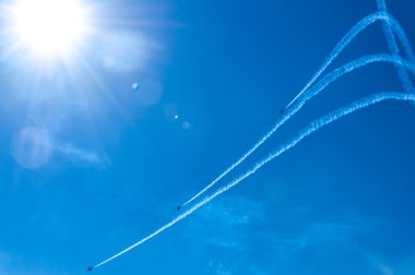 Acrobat uçak saldırıda turbo sinek üzerinde gökyüzü  