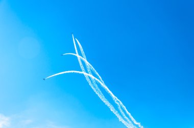 Acrobat uçak saldırıda turbo sinek üzerinde gökyüzü  